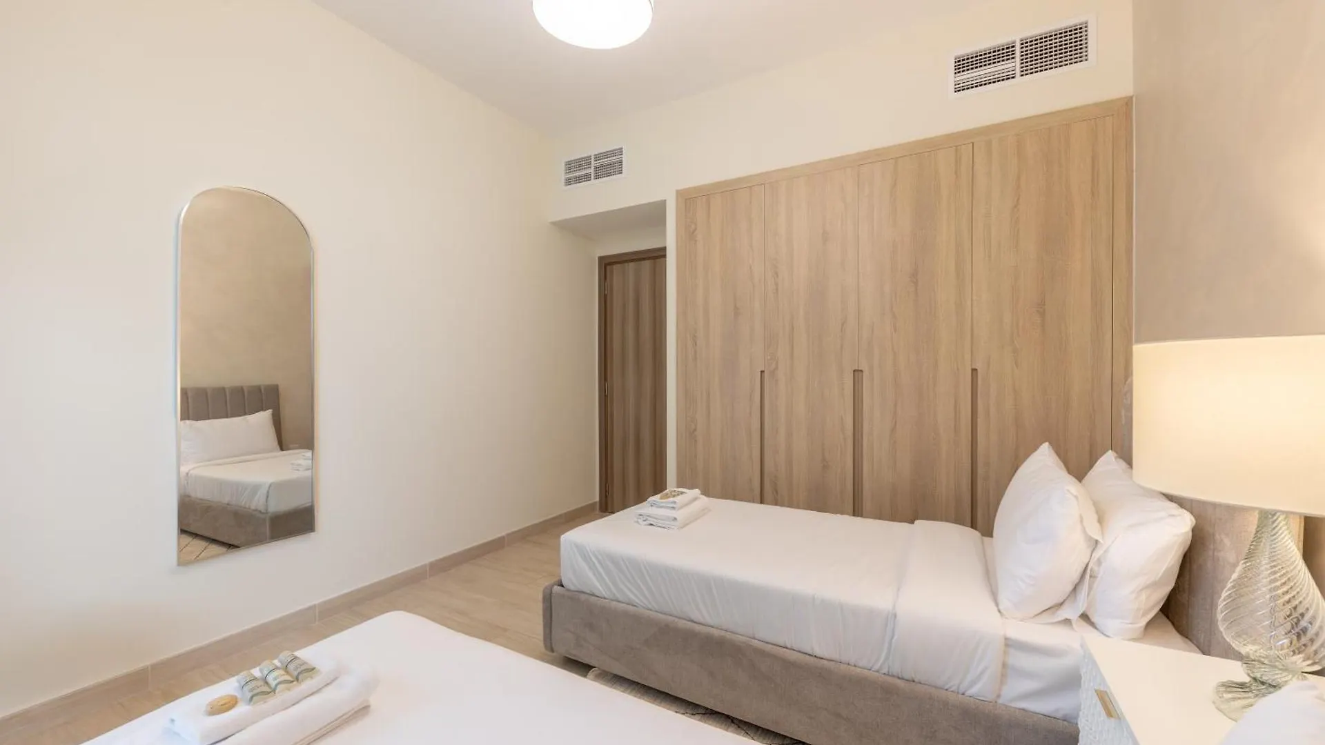 Apartment Canal View, Partial Burj Khalifa View, Brand New Dubai