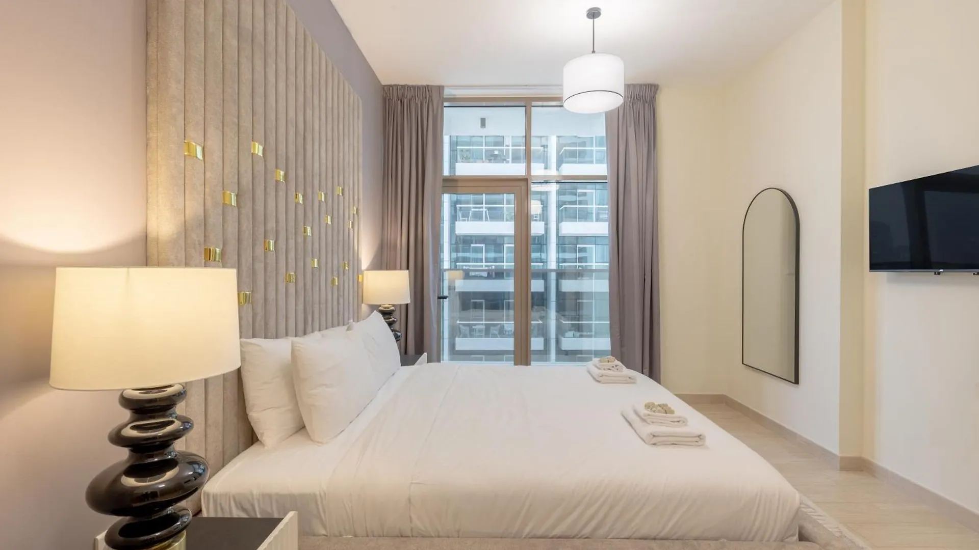 Apartment Canal View, Partial Burj Khalifa View, Brand New Dubai