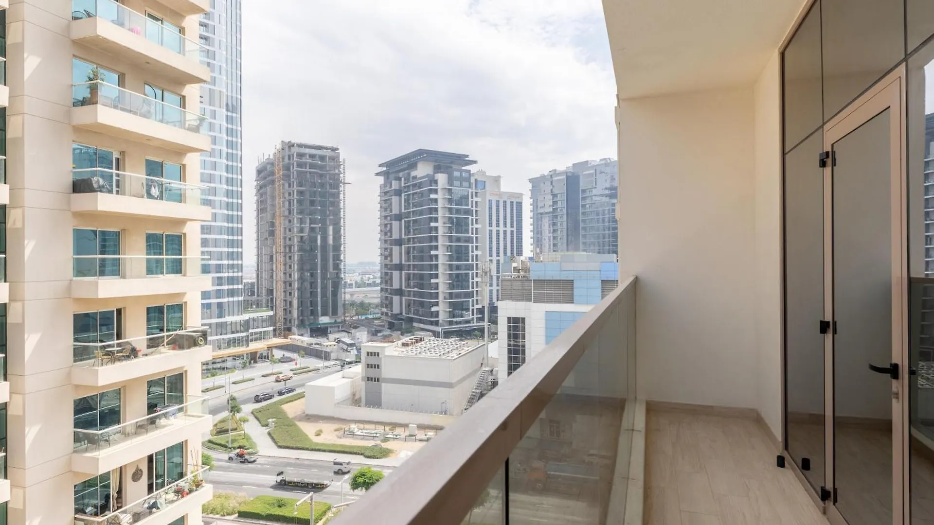 Canal View, Partial Burj Khalifa View, Brand New Dubai 0*,