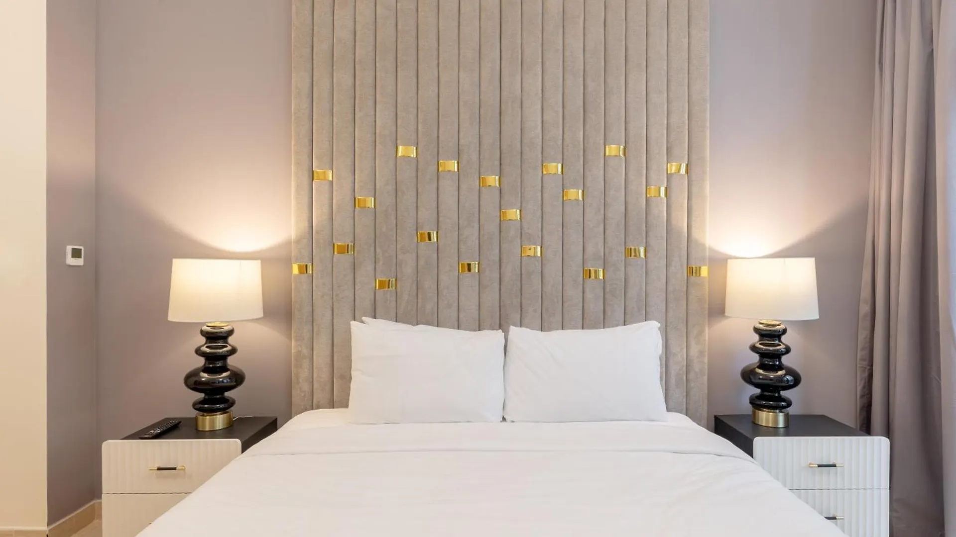 Canal View, Partial Burj Khalifa View, Brand New Dubaj Apartman