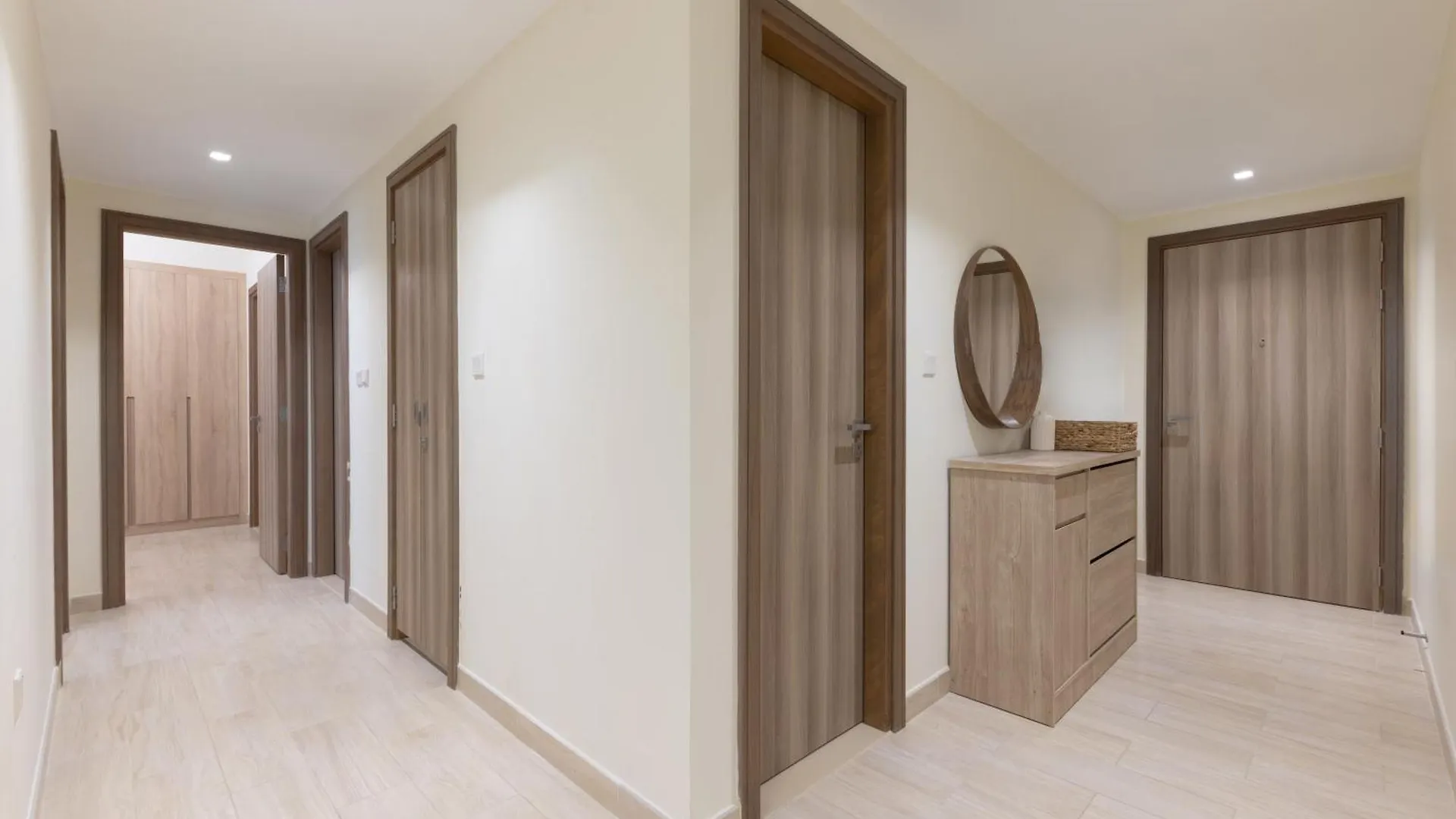 Canal View, Partial Burj Khalifa View, Brand New Dubaj Apartman