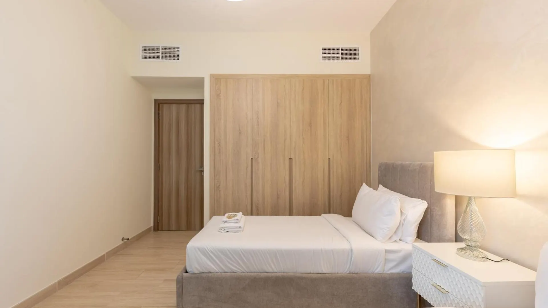 Canal View, Partial Burj Khalifa View, Brand New Dubaj Apartman