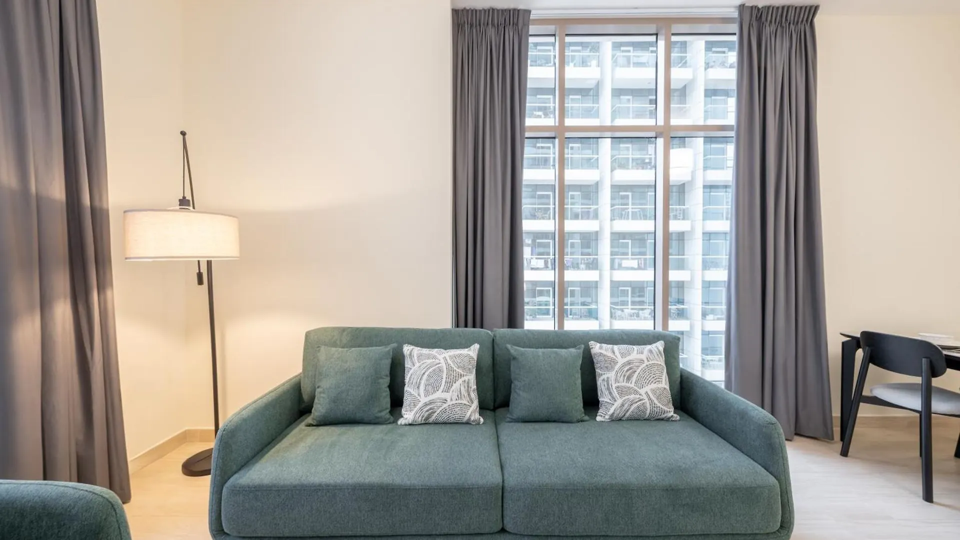 Canal View, Partial Burj Khalifa View, Brand New Dubaj Apartman